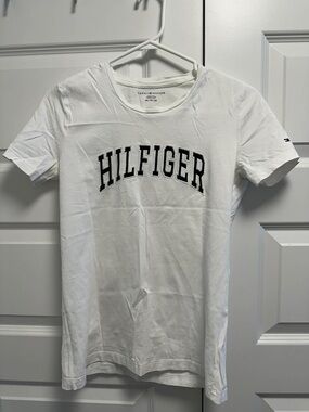 Tommy Hilfiger White Short Sleeve Tee with Black 'HILFIGER' Arch Logo